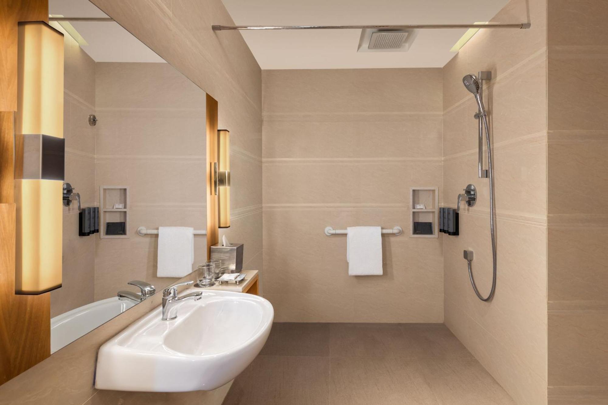 Courtyard By Marriott Tiruchirappalli Exteriör bild
